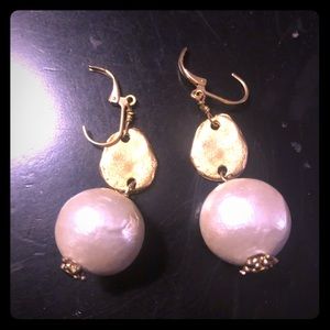 Stunning gold disc & lg “pearl” dangle earrings